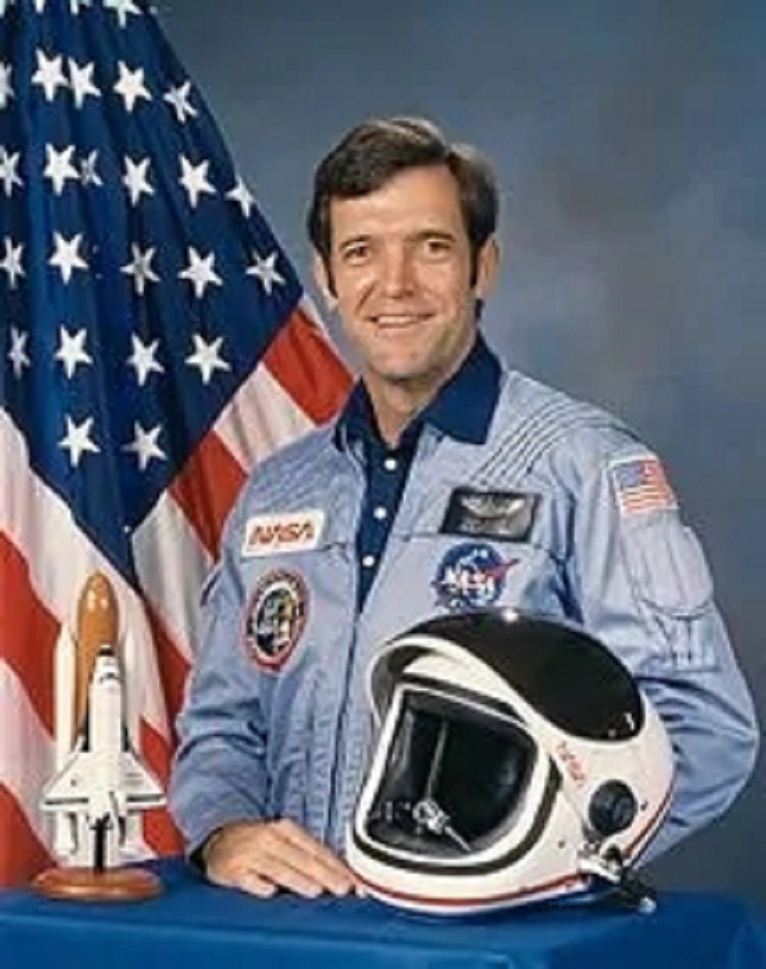 "迪克"·斯科比出生于 a target="_blank" href="/item/美国/125486"