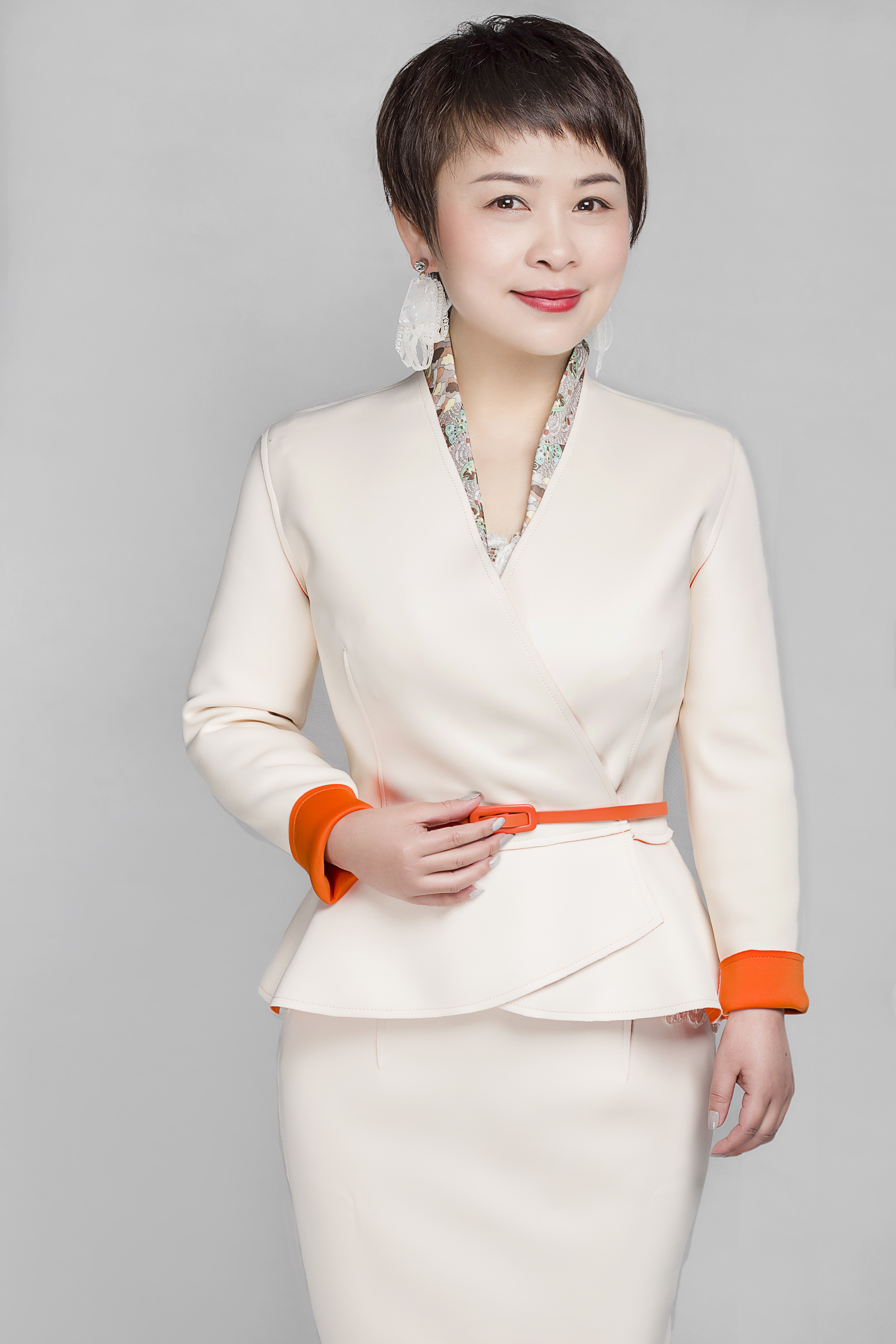  p>夏杨,女,中国形象设计大师, sup data-ctrid=