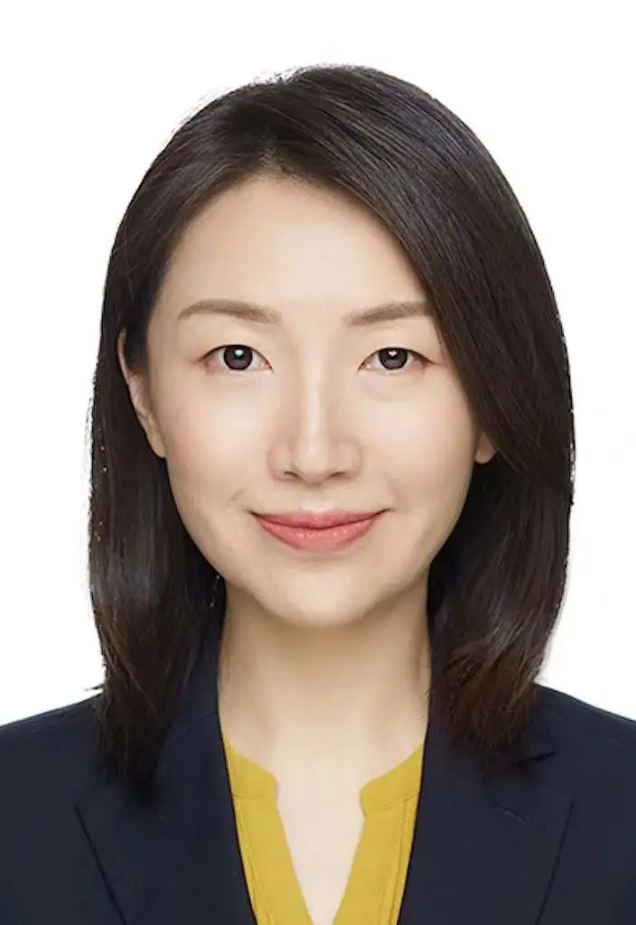 潍坊奎文区人,研究生学历,现任凤凰卫视时政专栏节目《凤凰聚焦》主持