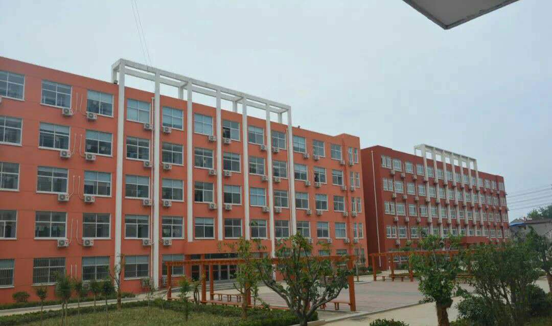  p>临沂新桥中学始建于1969年,地处临沂与费县交界处,南靠祊河,北依