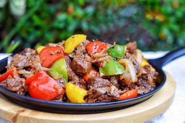 铁板黑椒牛肉粒