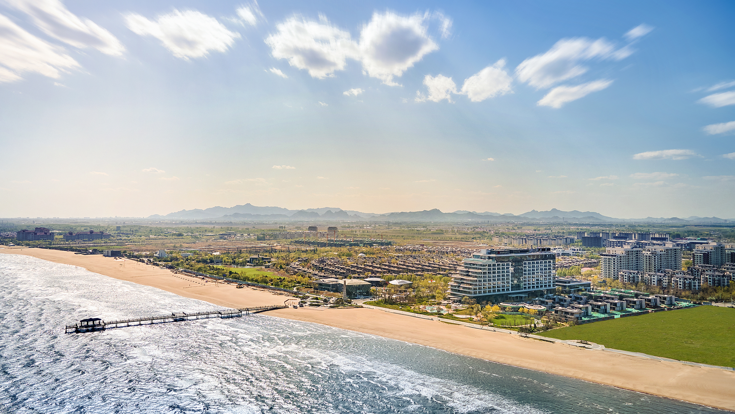 位于秦皇岛市北戴河新区蔚蓝海岸滨海度假园区,处于渤海湾经济咽喉要