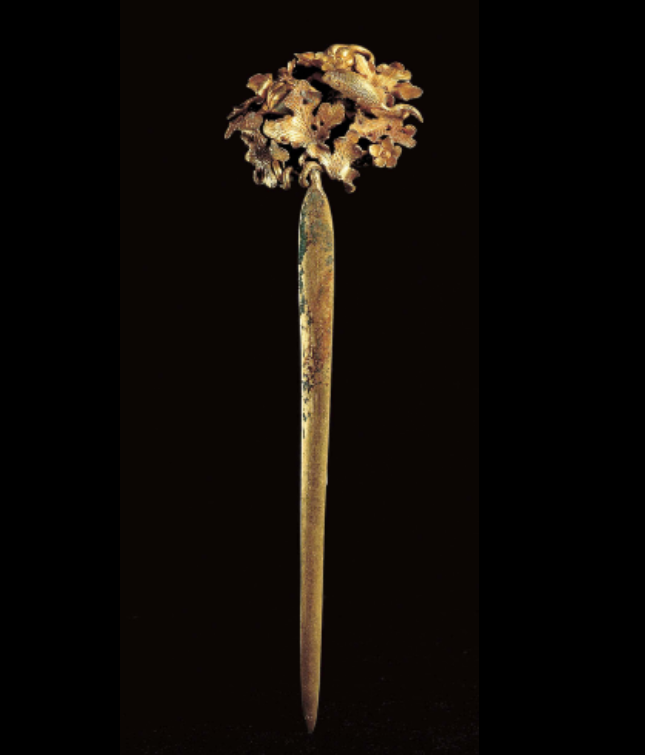  p>透雕松鼠噬瓜瓞纹簪是元代时期的一件文物,现收藏于上海博物馆.