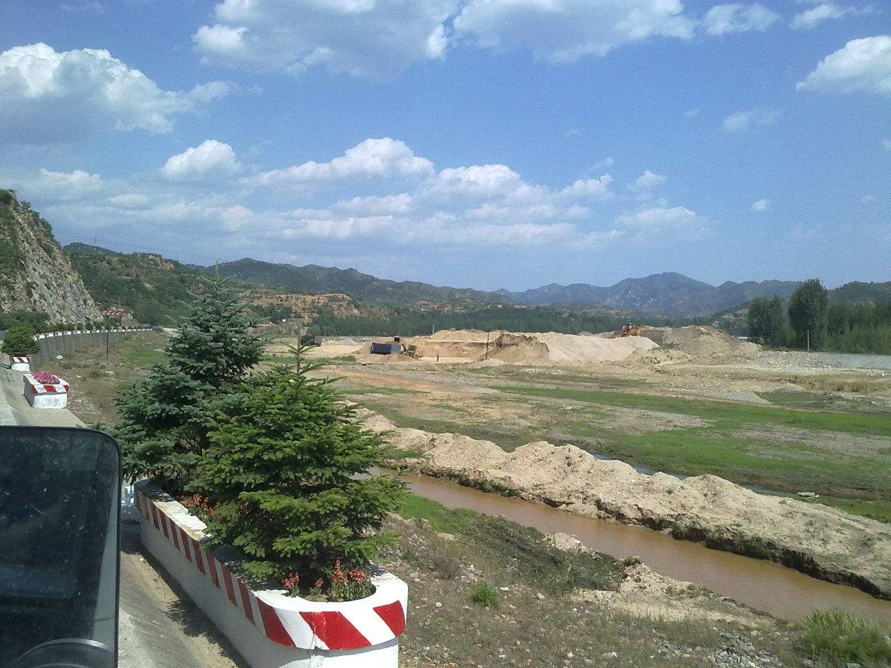 于杖子村小马架子村大马架子村盆窑村相邻二道营子村附近有大阳山影视