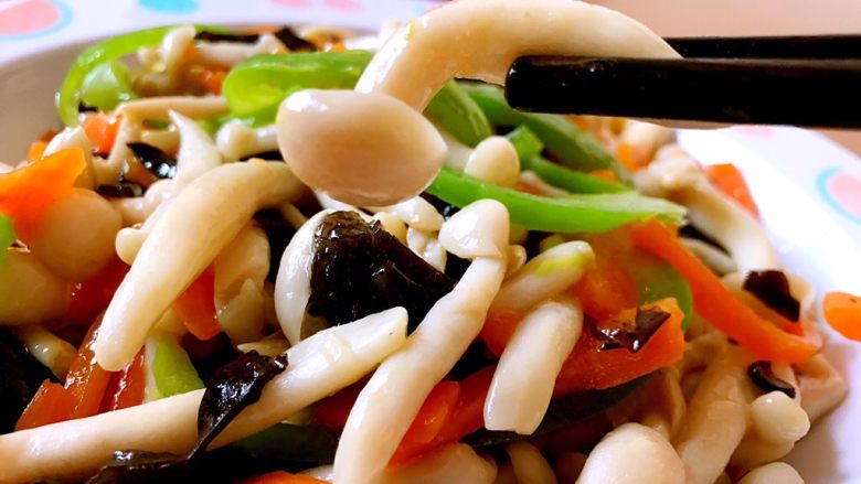 胡萝卜白玉菇炒五花肉