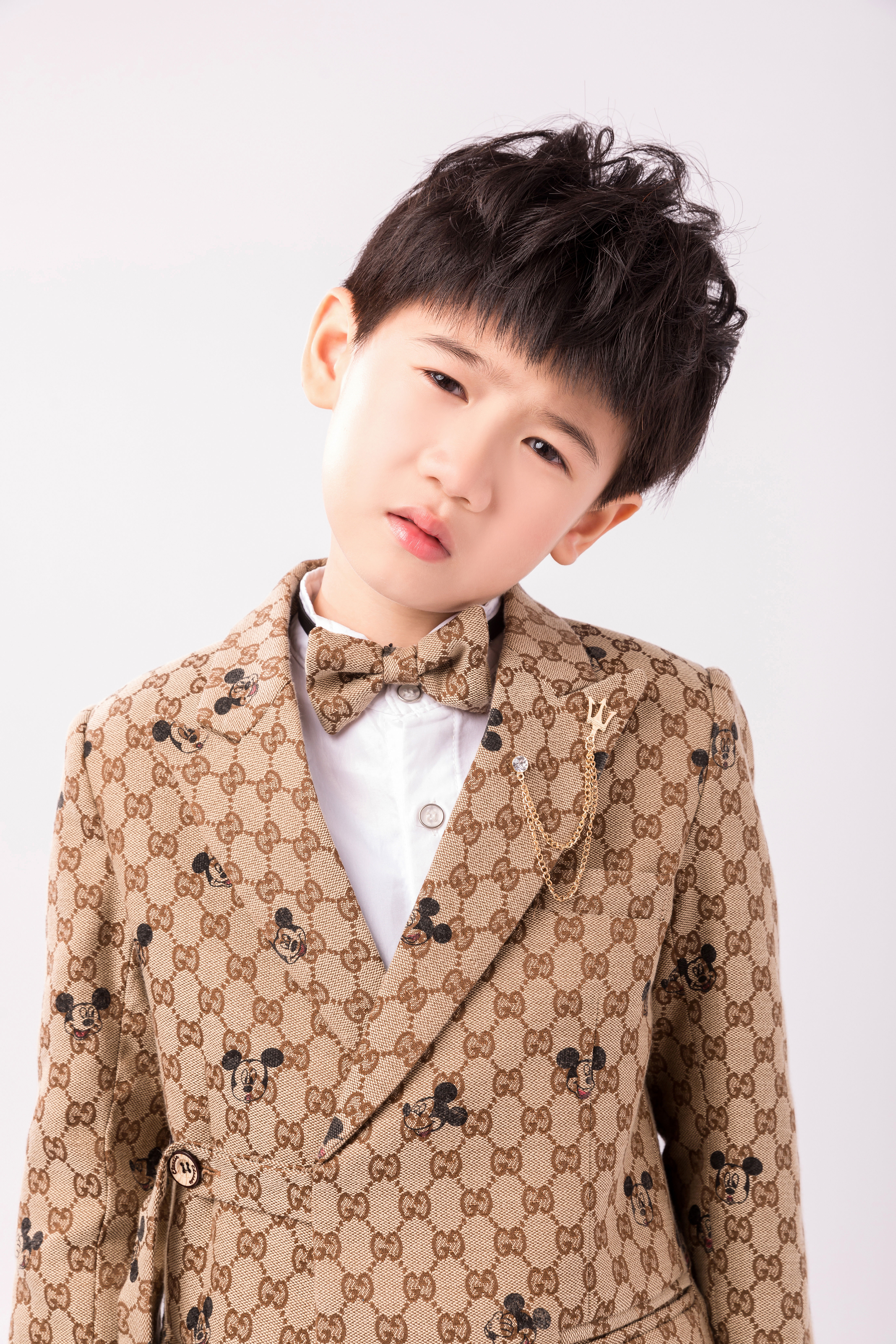  p>邓力玮,小名四爷,2012年5月6日出生于香港,中国内地童星.