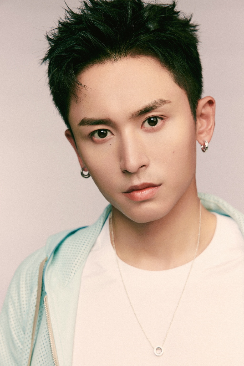  p>张哲瀚,1991年5月11日出生于江西省新余市,中国内地影视男演员