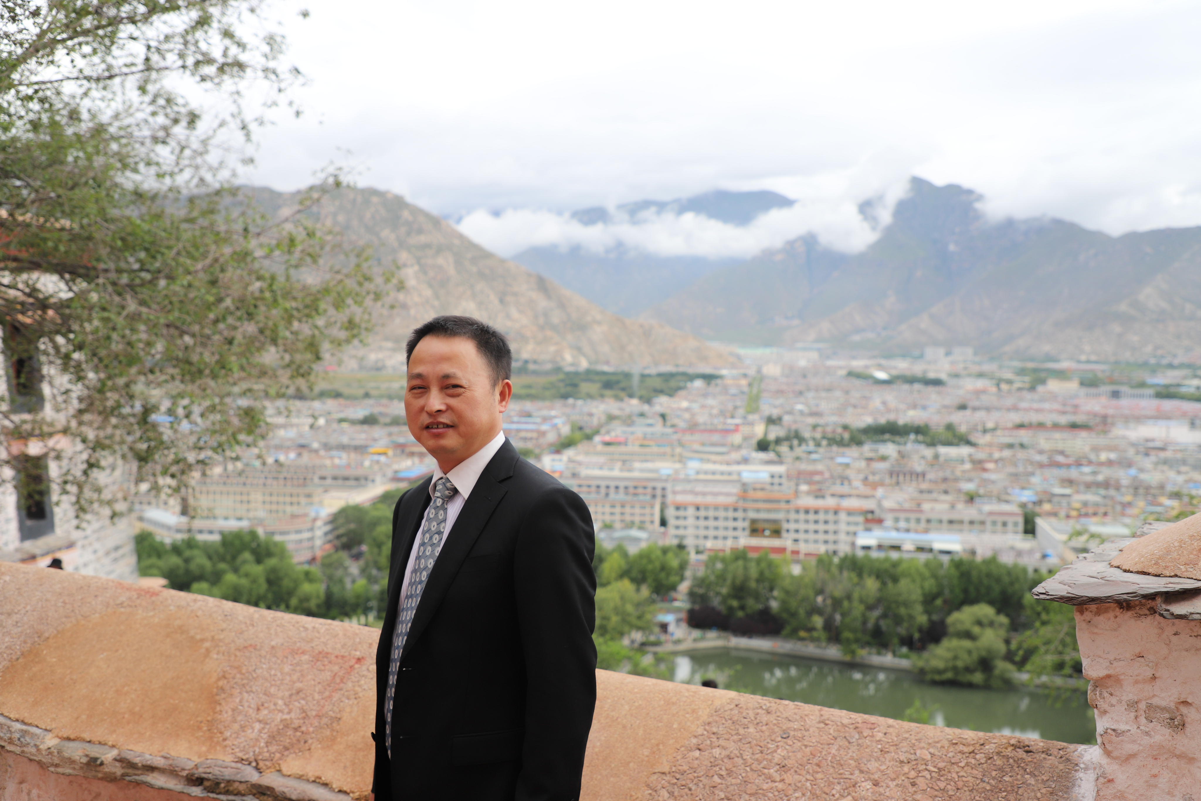  p>周迎春,男,1970年2月出生,江苏吴江人,现任苏州市吴江区鲈乡实验