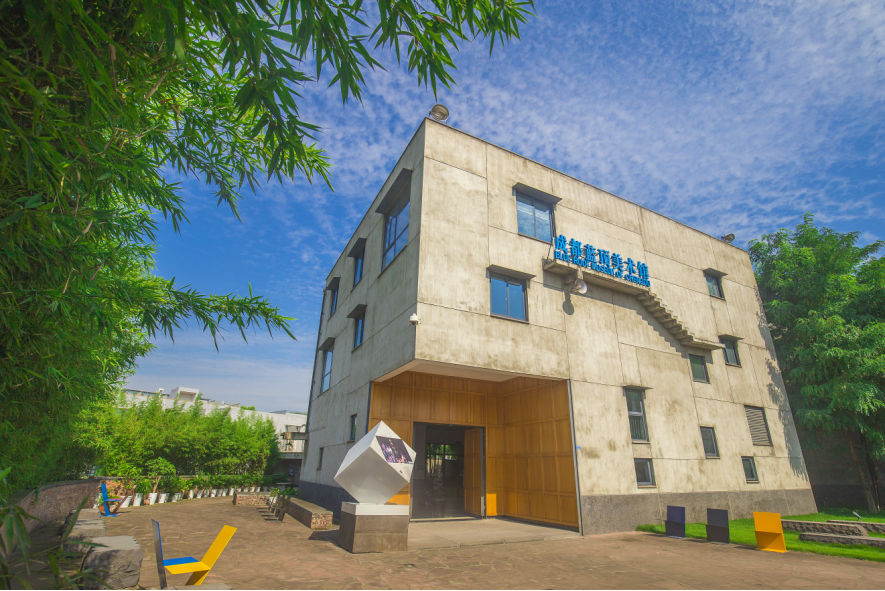 馆坐落于成都市天府新区,锦江区,龙泉三区交界处的蓝顶当代艺术园区