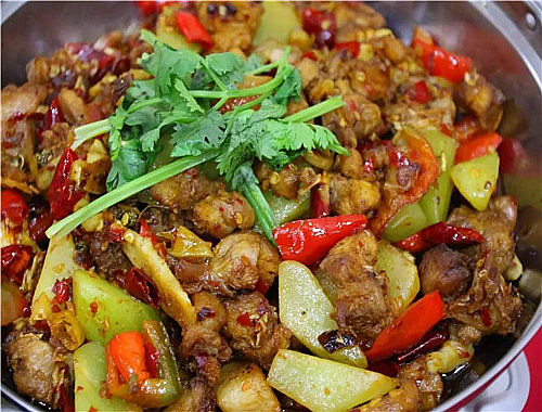  p>干锅兔肉是一道以兔子肉,辣椒为主要食材制作的荤菜. /p>