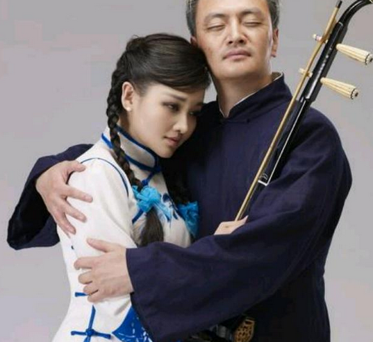  p>《胡琴说》是2013年由张名河作词,孟庆云作曲,汤非,王莉演唱的一首