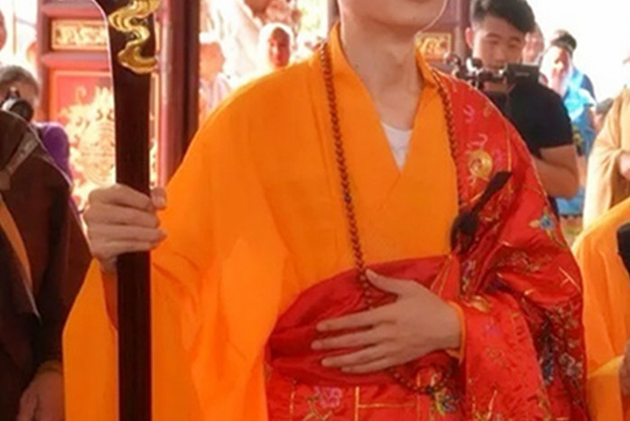 于2000年3月在广东四会六祖寺方丈大愿大和尚座下披剃出家