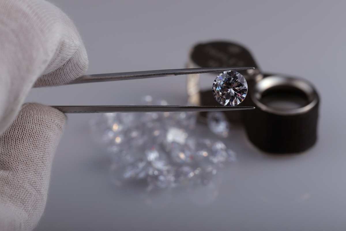 莫桑钻 /a>),天然莫桑石可追溯到十九世纪后期,莫桑石一词来源于henri