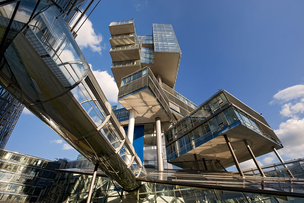  p>汉诺威大学(universit  t hannover)全称为戈特弗里德·威廉