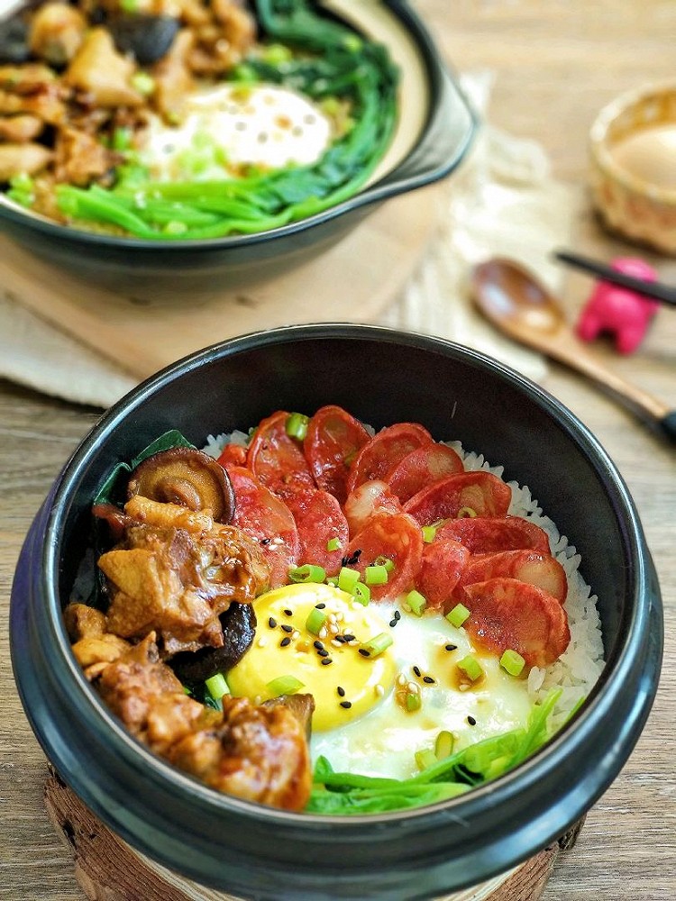 冬菇腊肠鸡肉煲仔饭