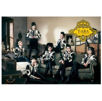 单曲辑《为什么这样》在三人沙发上的最左边的是咸恩静