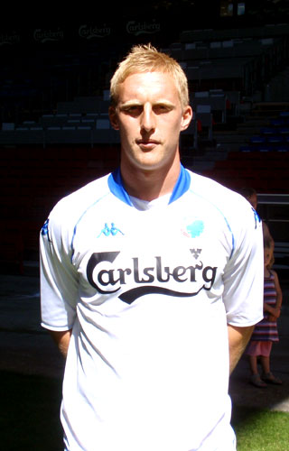 拉尔森,1984年4月30日出生于瑞典哈姆斯塔徳国家,足球运动员,在场上