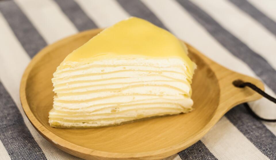  p>榴莲千层蛋糕是以低筋面粉,黄油,奶油,鸡蛋,榴莲,牛奶等食材制作而