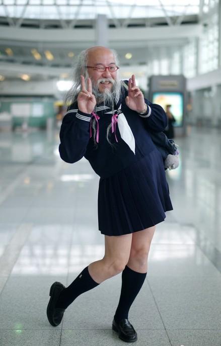 所以被亲切称为"水手服爷爷" /p> p>"水手服爷爷"在日本很红,受到万千