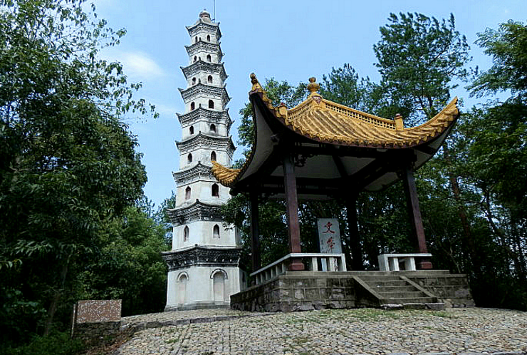  p>文峰塔矗立于 a target="_blank" href="/item/宁海/1086789" data