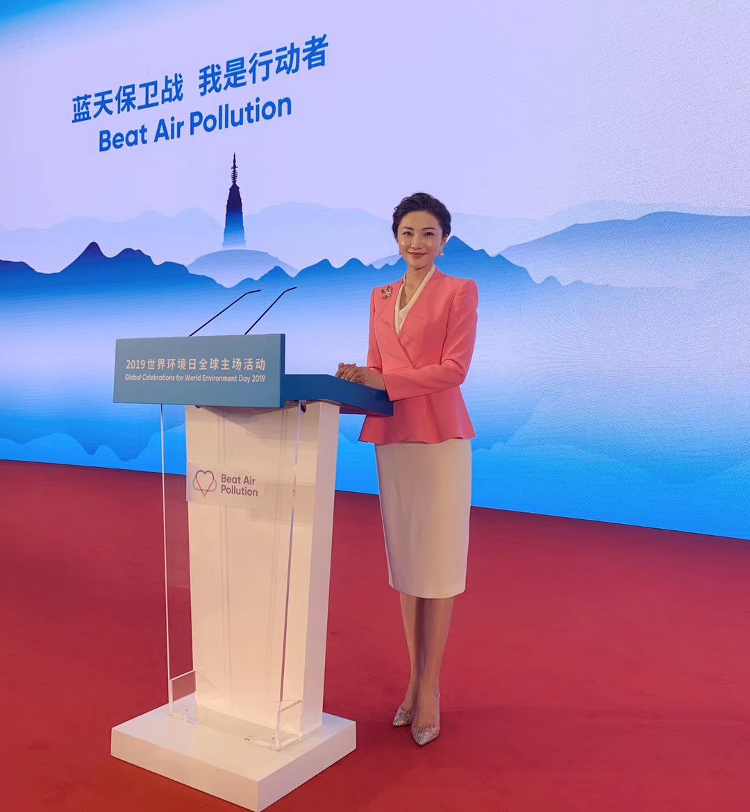 ">白影,出生于湖南省湘西土家族苗族自治州龙山县,中国内地节目主持人