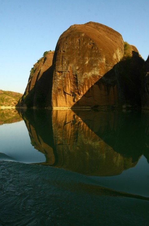 id="gnansaeicv">旅游名胜:青龙岩(又名龙岩仙迹),是"寻乌八景"之最
