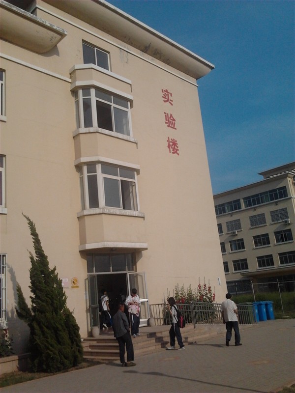  p>青岛西海岸新区第一高级中学,学校始建于1964年历史悠久.