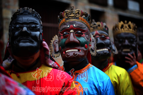 p>傩戏,又称鬼戏,是汉族最古老的一种祭神跳鬼,驱瘟避疫,表示安庆的