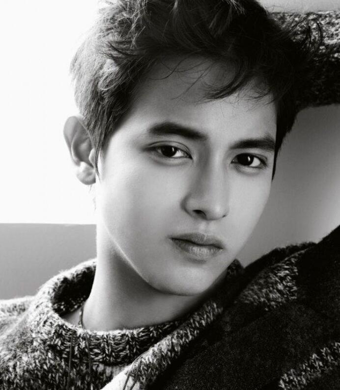 1993年9月19日出生于泰国披集府,泰国男演员,歌手,模特,毕业于 a