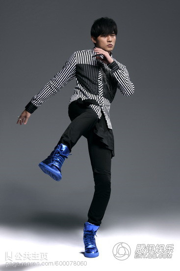  p>周杰伦(jay chou),1979年1月18日出生于台湾省新北市,祖籍福建省