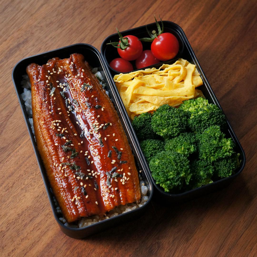  p>浦烧鳗便当是一道美食,制作原料主要有市售浦烧鳗,鳗鱼酱汁,酱油