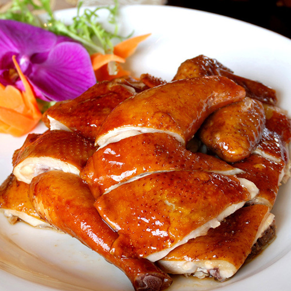  p>港式油鸡是以嫩草鸡,万用卤包,干红椒,麻油为