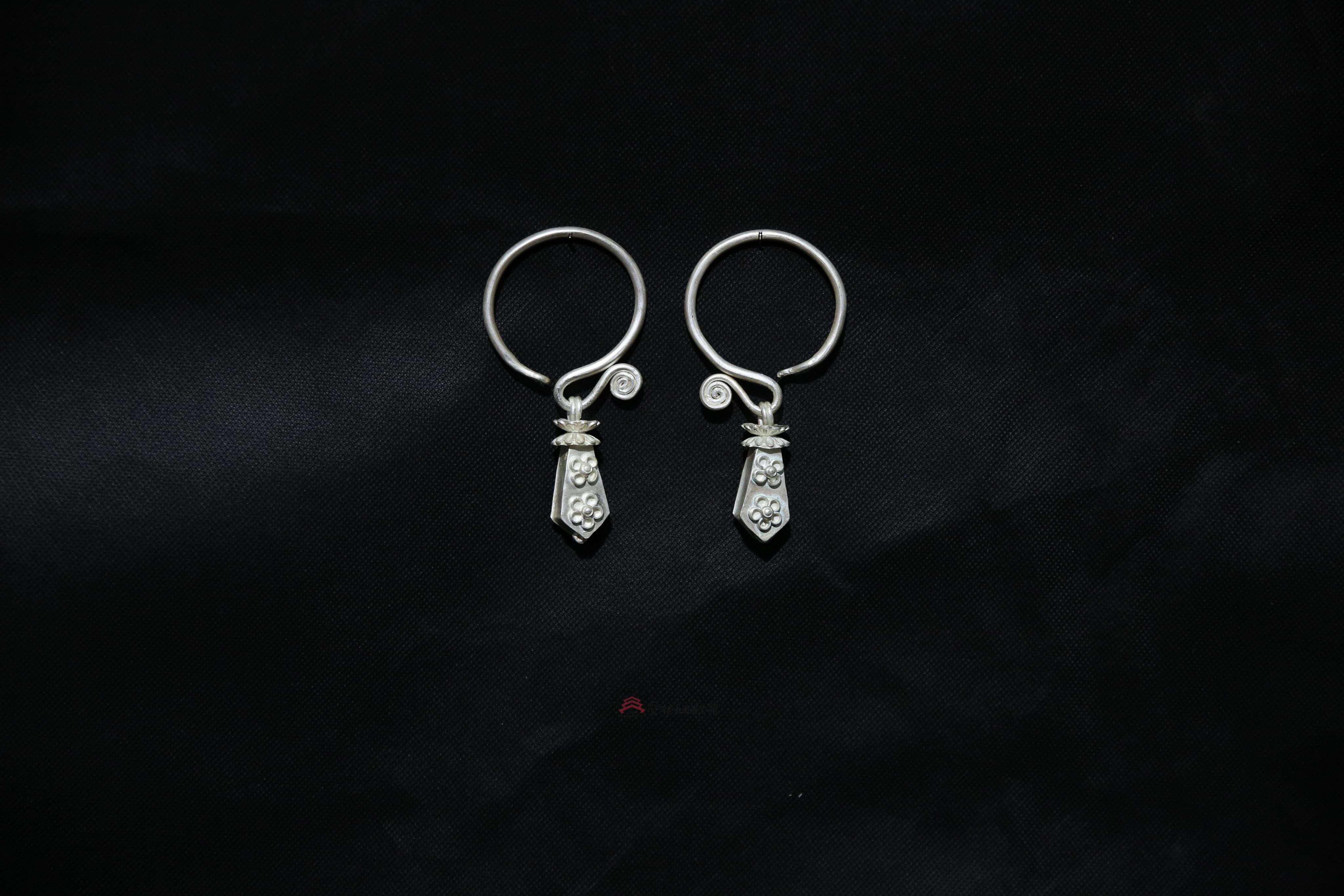 当代剑河苗族宫灯状银耳环