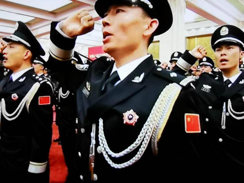  p data-id="gnwz6zyjsc">警服,是指各警察统一的制服,是警察身份和