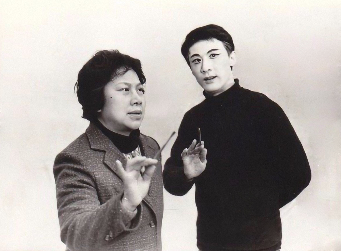  p>言兴朋,男,1953年生于上海,著名京剧表演艺术家,言派艺术的第三代