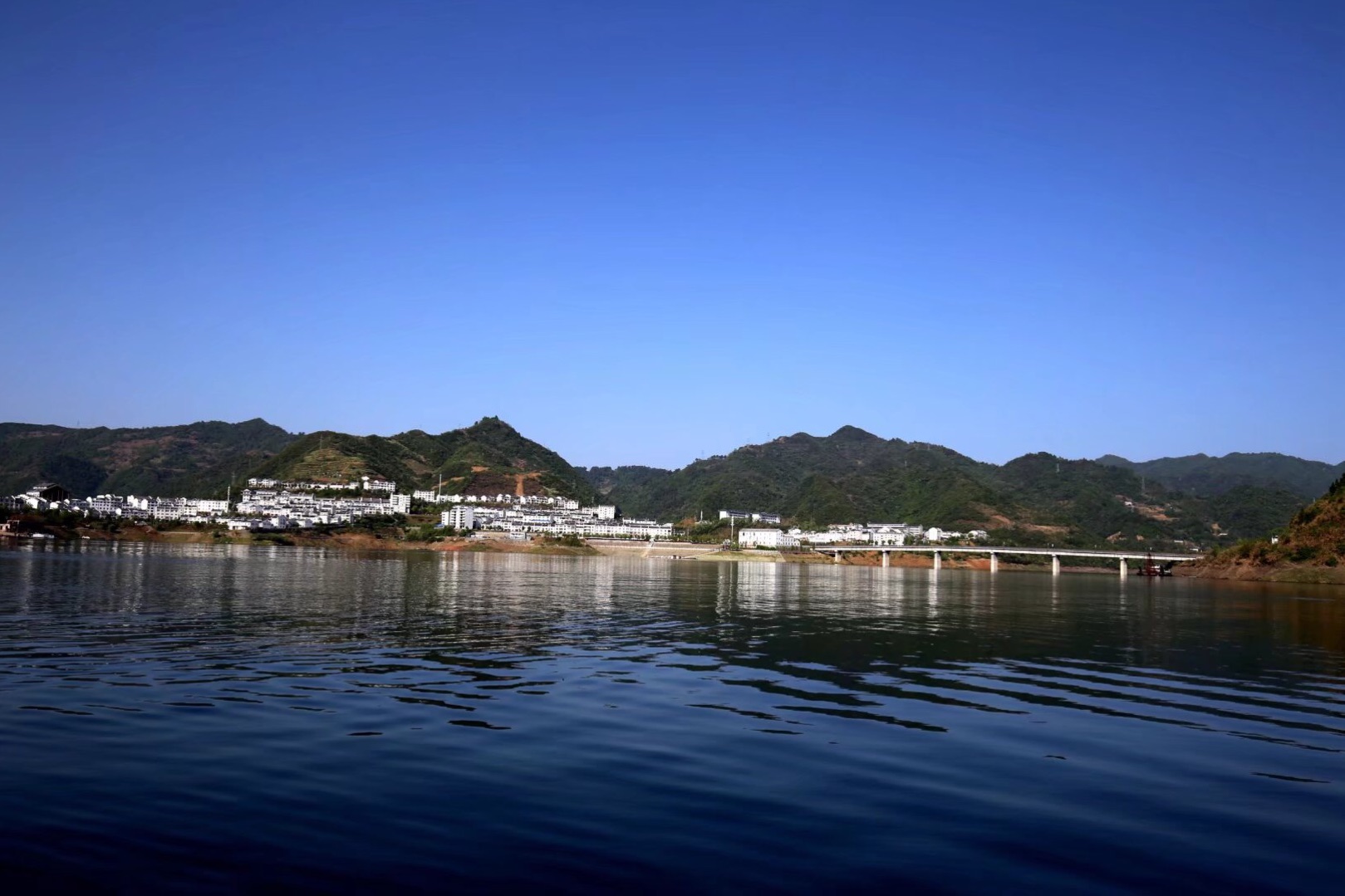  p data-id="gnwlm7tuzr">上庸镇,隶属于湖北省十堰市竹山县,地处 a