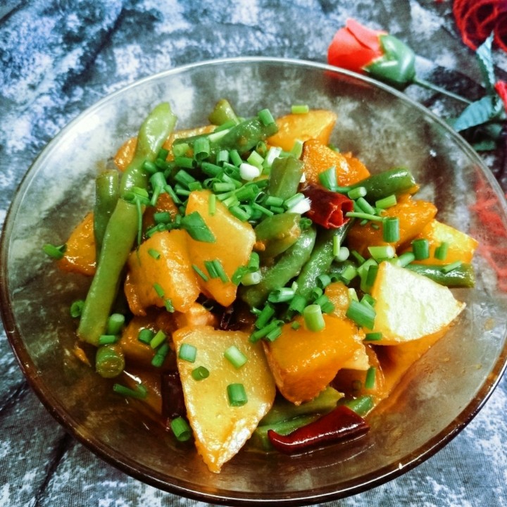  p>焖地,是山东省定陶县当地的一种地方名吃. /p>