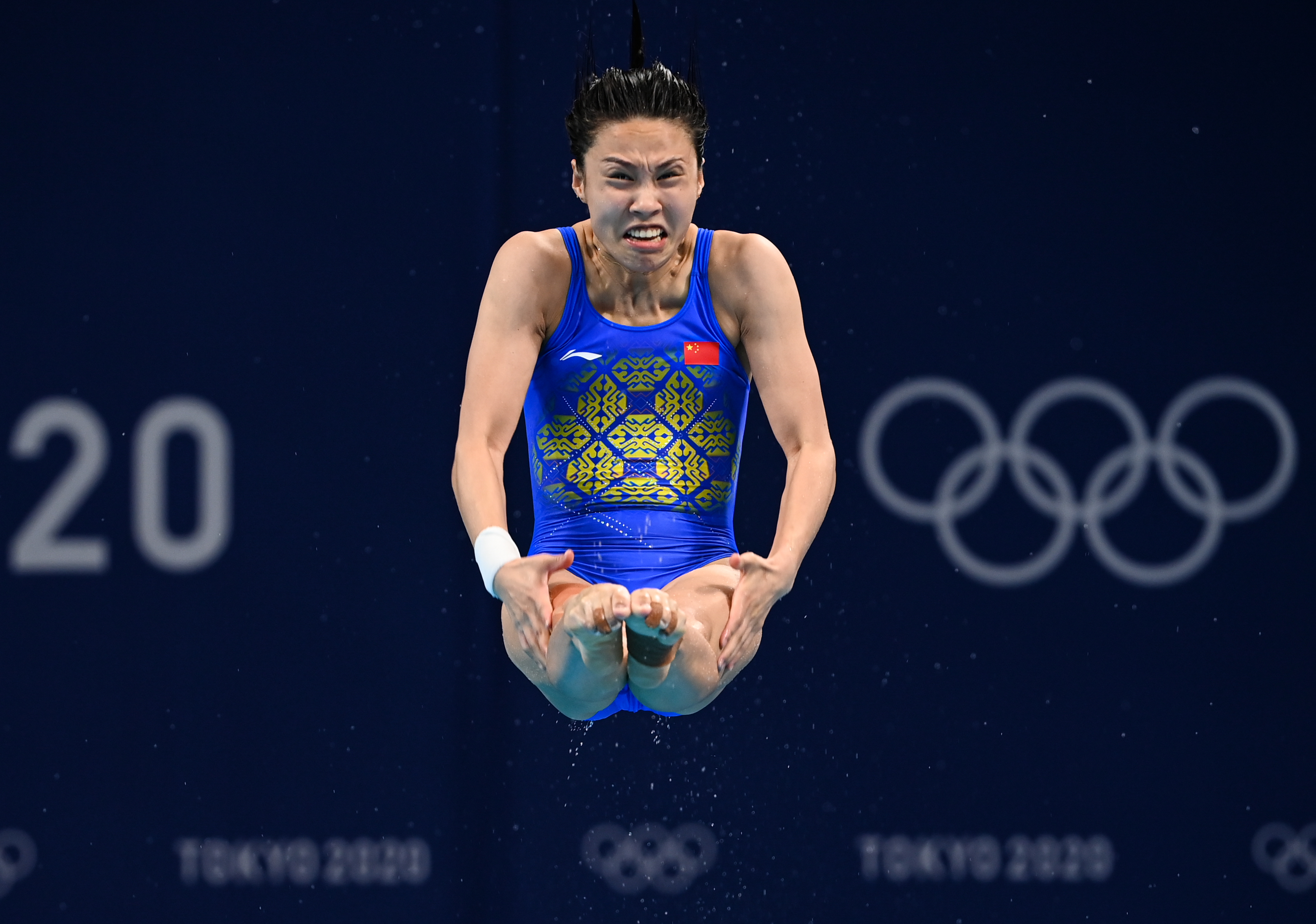  p data-id="gntm76h8j8">跳水(diving)是指运动者在一定高度的器械上