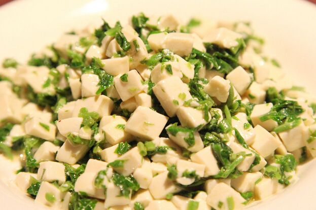  p>青辣椒拌豆腐是一道美食,制作材料有豆腐,青椒,菜籽油,生抽,芝麻油