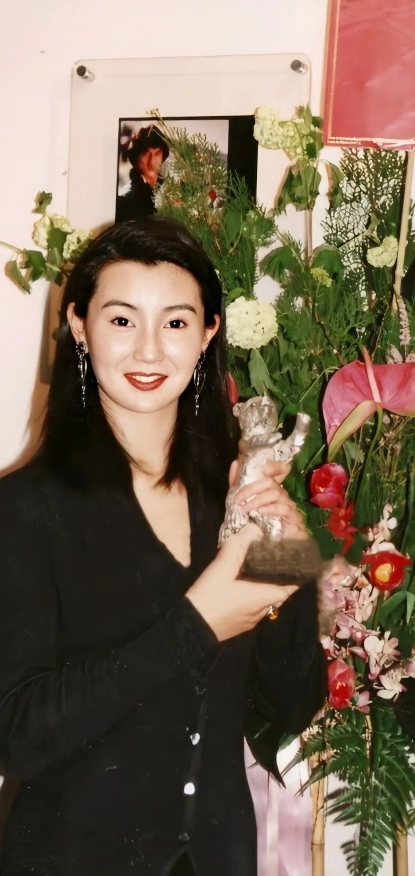 ezgji">20世纪90年代,九个年轻的女孩子先后信心满满地步入香港演艺圈