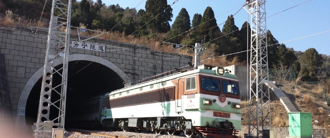  p>秀宁隧道为 a target="_blank" href="/item/广昆复线/2346953"