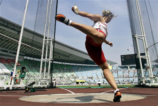  p>铁饼是在投掷圈内通过旋转,用单手将铁饼掷出,比投掷距离的比赛