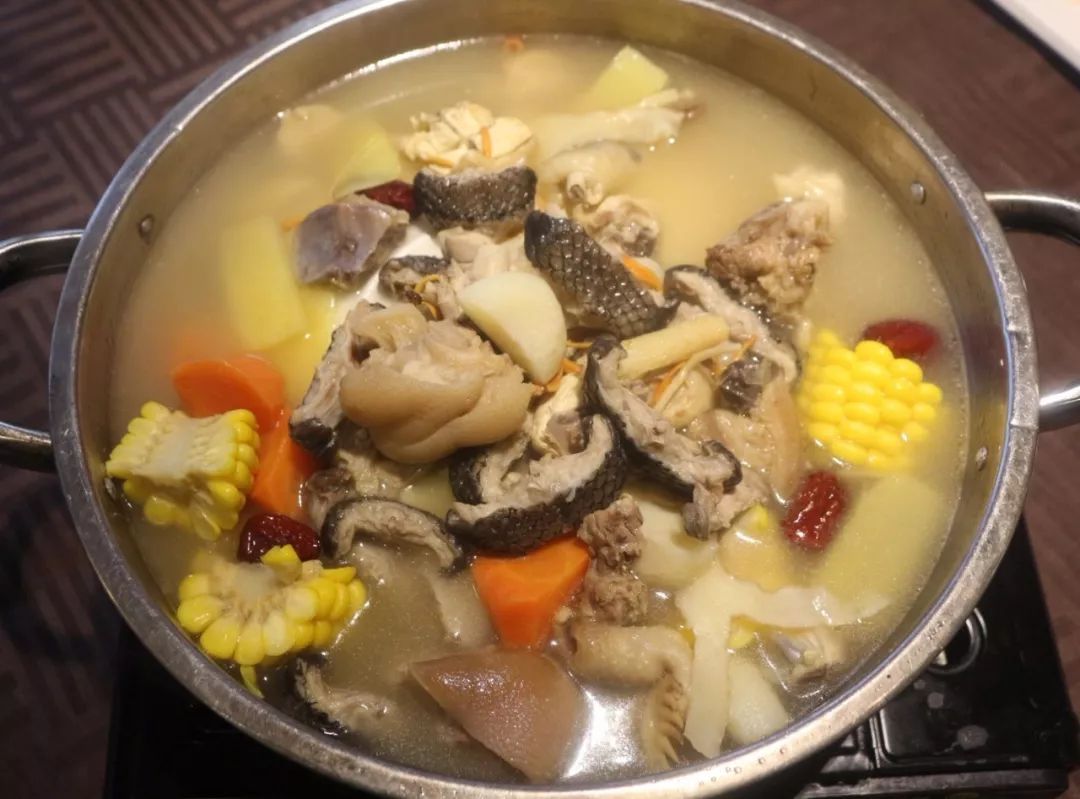  p>龟蛇汤是一道以龟肉,眼镜蛇等为主要食材制作的宁乡创新菜. /p>