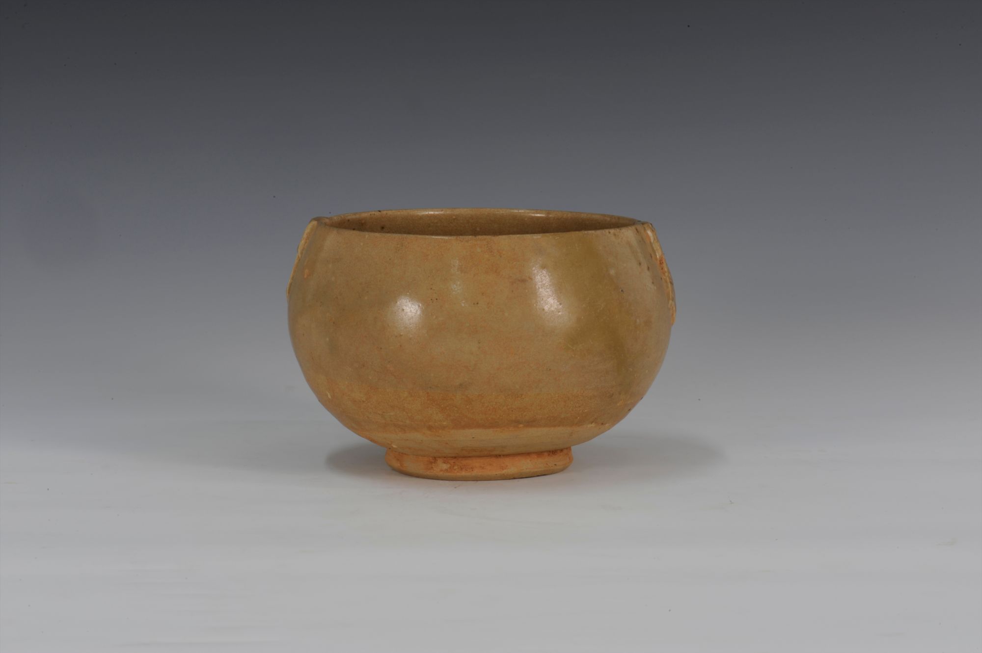 唐代长沙窑青釉双耳瓷钵