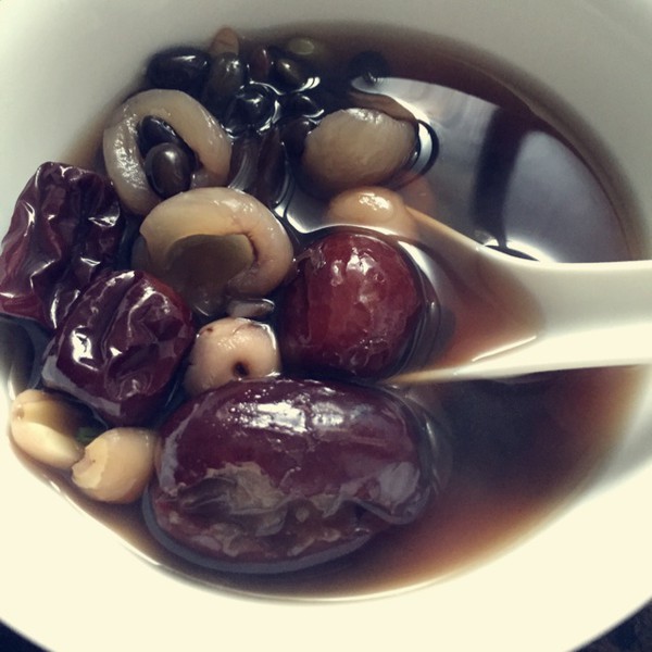 黑豆红枣桂圆汤