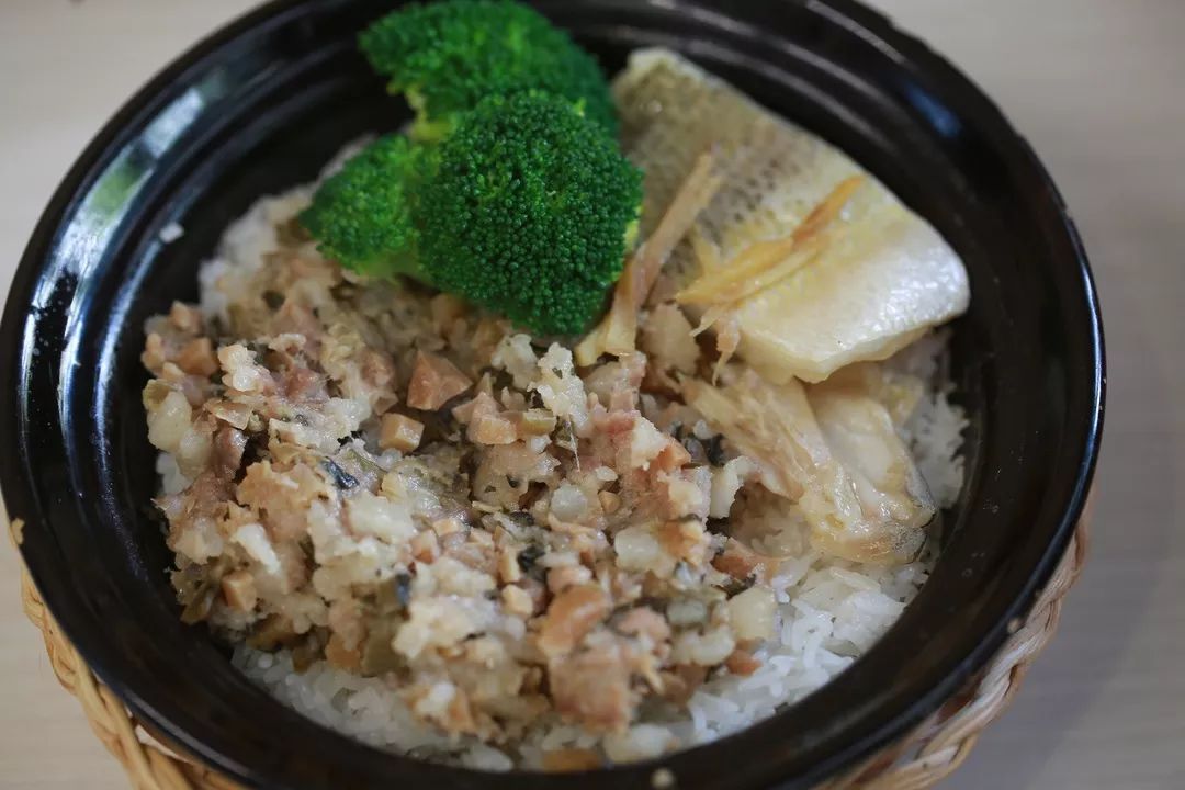 咸鱼肉饼煲饭