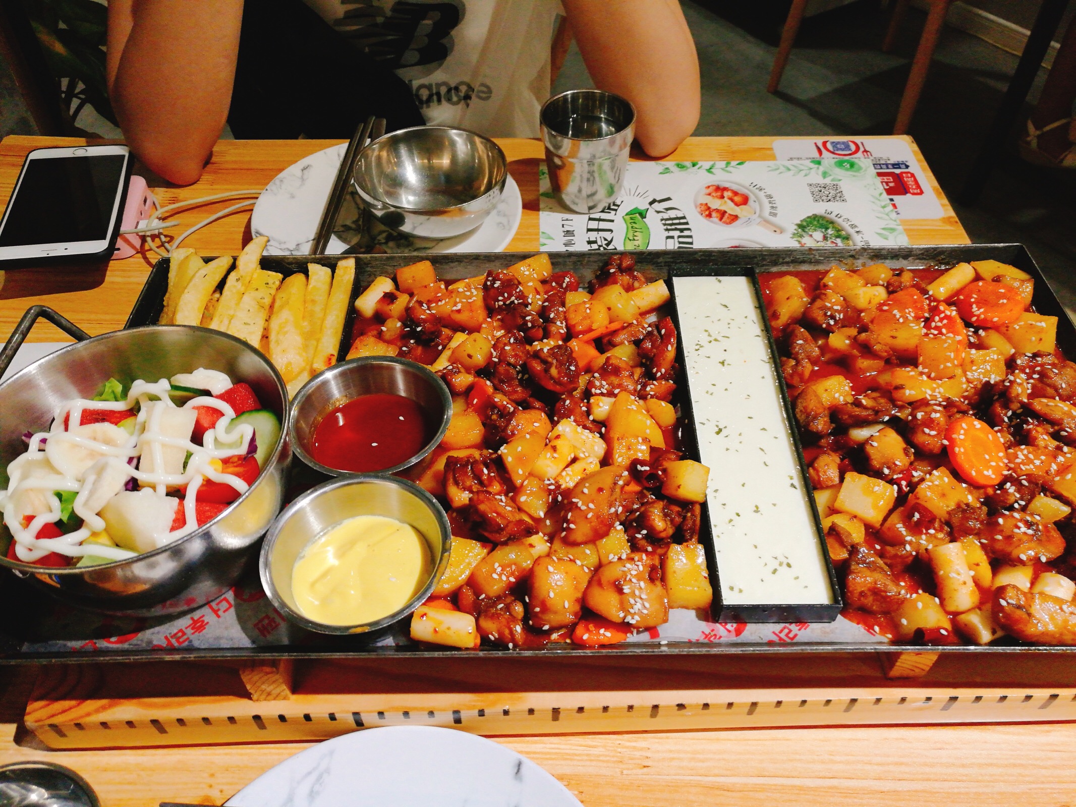  p data-id="gnbjy2avw7">分米鸡是以鸡肉,土豆