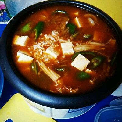  p>韩国辣酱豆腐汤是一道由韩国,白菜等做成的美食. /p>