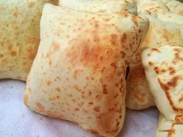  p>挎包火烧,山东省传统名吃,以熟猪头肉夹食,其肉香而不腻,吃时外酥