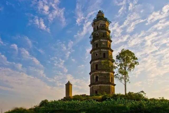  p>鳌头塔俗称飞来塔,建于明万历十三年,位于清城西面3公里飞水口西岸